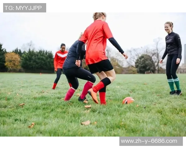 男足球星与女足美女邂逅引热议 两位运动员背后不为人知的故事